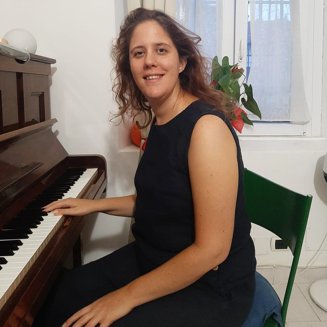 Fabiana Francesconi davanti al suo pianoforte